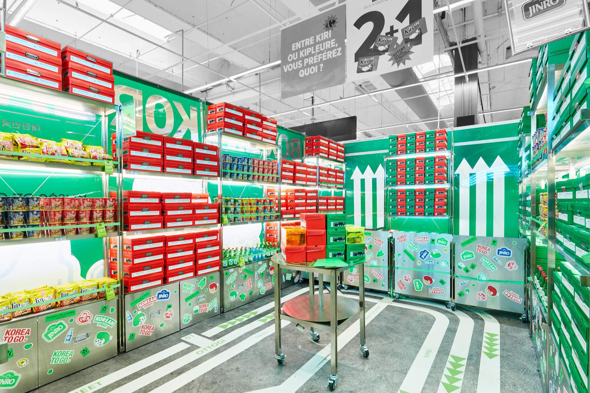 Vue de l'intérieur du pop up store UNBOXING KOREA implanté dans à Carrefour