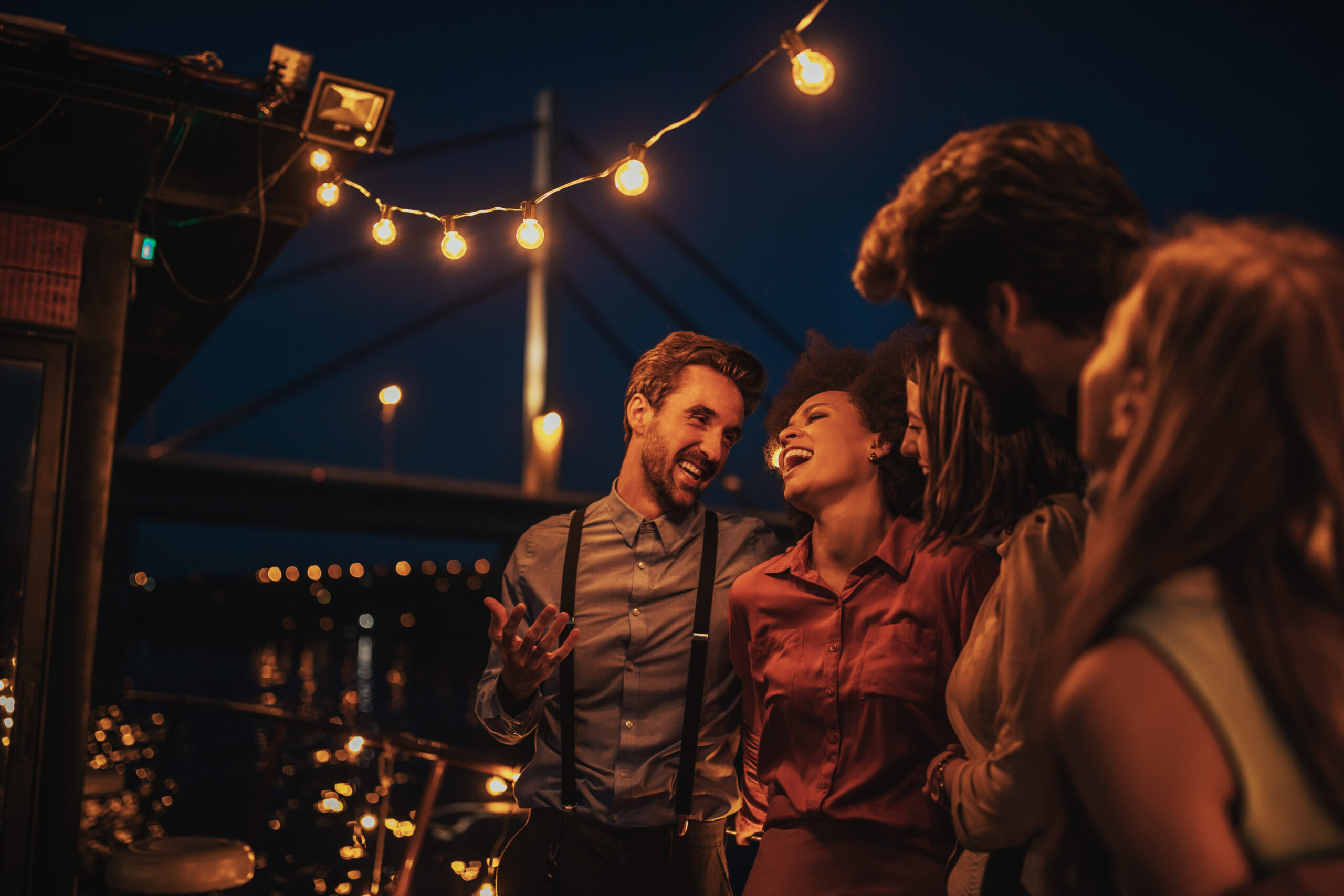 Groupe d'amis qui rigolent lors d'une célébration.