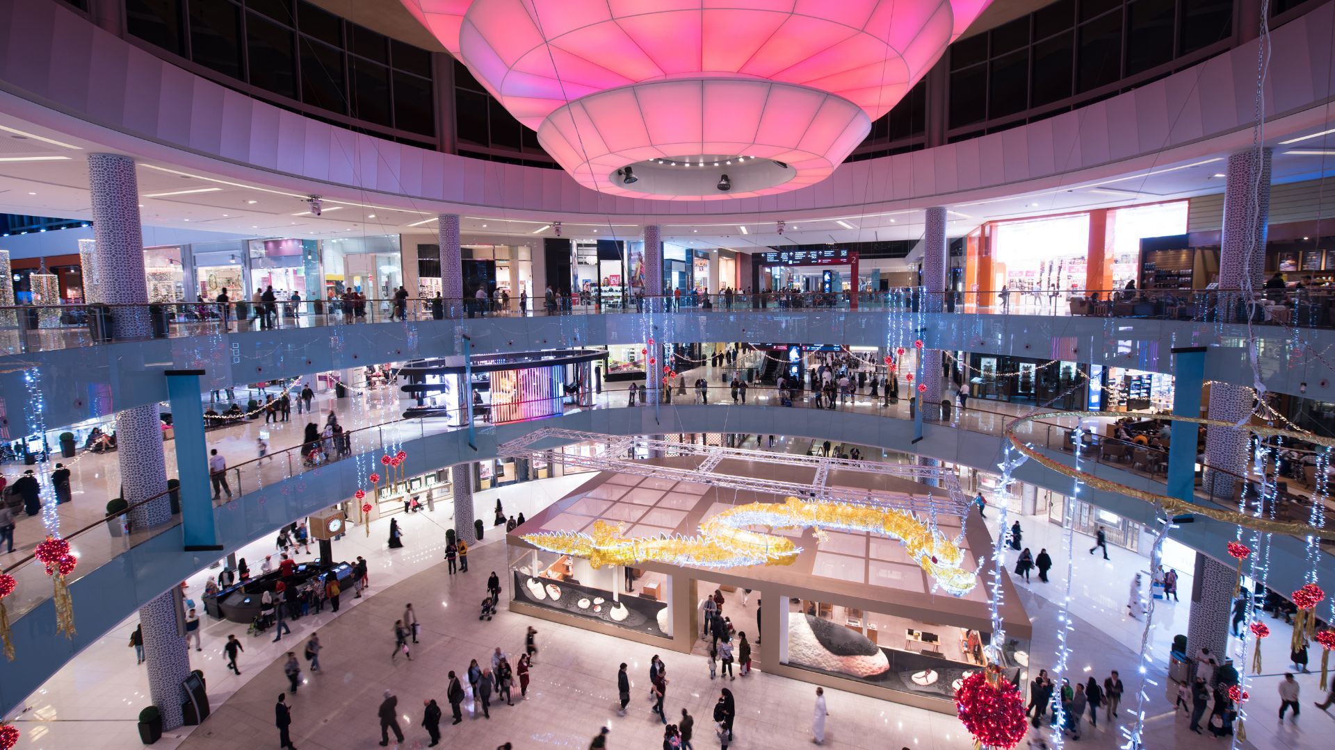 Animation dans un centre commercial, lumières roses et stand