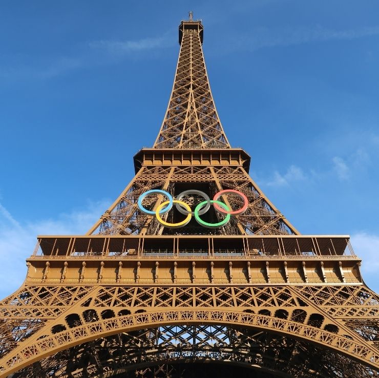 La tour Eiffel décorée avec les anneaux olympiques, célèbre logo symbole des jeux olympiques, pour les JO d’été de Paris 2024 – juin 2024 (France)