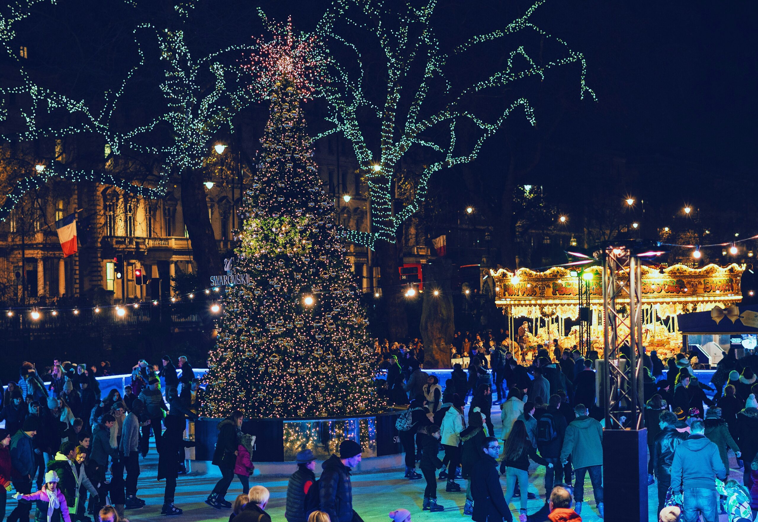 Vue d'une patinoire de noël avec un sapin de illuminé.