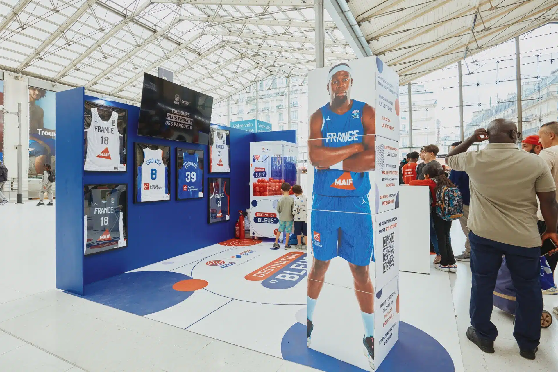 Stand éphémère Intersport pour une activation événementielle lors de l'EuroBasket 2025