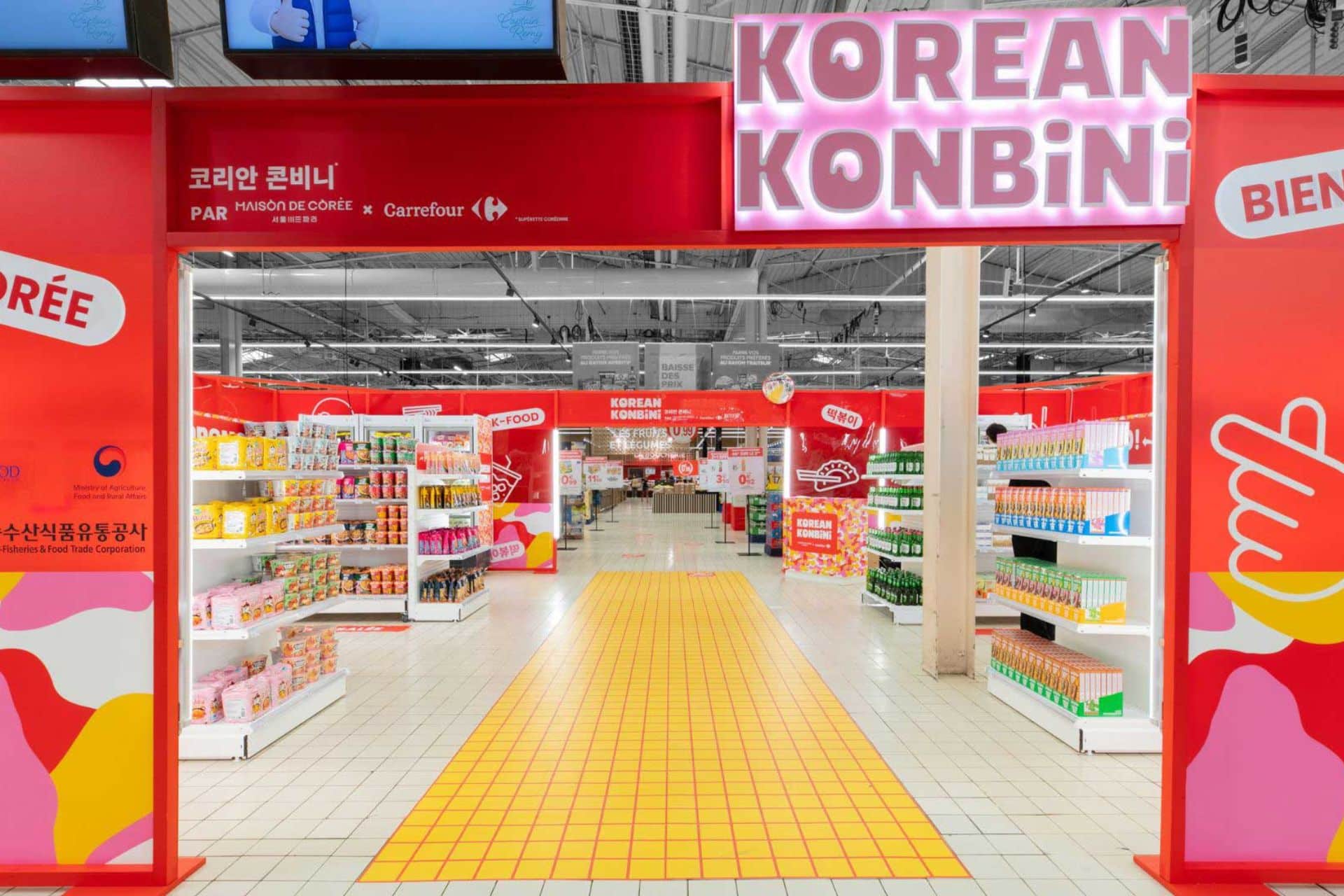 Entrée du pop-up store Korean Konbini par La Maison de Corée x Carrefour, allée jaune et rayons K-food de part et d'autre